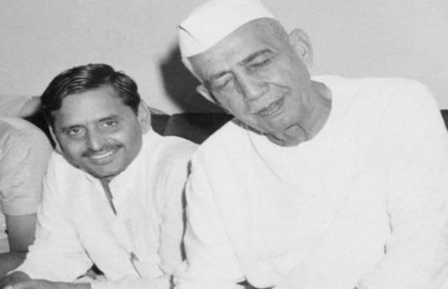 " किसानों की आर्थिक स्थिति ठीक नहीं होगी तब तक देश की प्रगति संभव नहीं है।"

किसानों के हितैषी एवं पूर्व प्रधानमंत्री, उत्तर प्रदेश , श्री चौधरी चरण सिंह जी की जयंती पर शत शत नमन एवं भावभीनी श्रद्धांजलि। 

#ChoudharyCharanSingh 
#mulayamsinghyadav