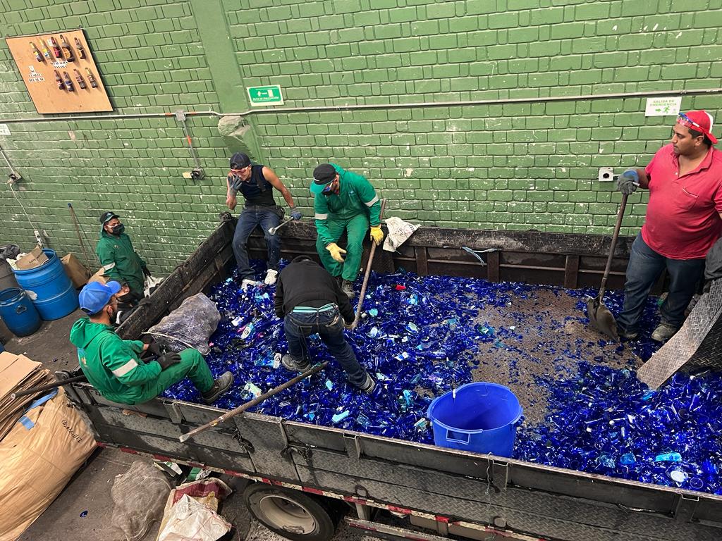 anita_v2's tweet photo. El video del tiktok...entre mentiroso y cierto, pone de nuevo la lupa sobre las múltiples estrategias de empresas e impostores para desplazar a los recicladores de oficio...60 mil o más trabajadores que le meten la mano a la bolsa...de la basura!!!! @grupoexito
@BAVARIA_OFICIAL https://t.co/nBMKbakBrS
