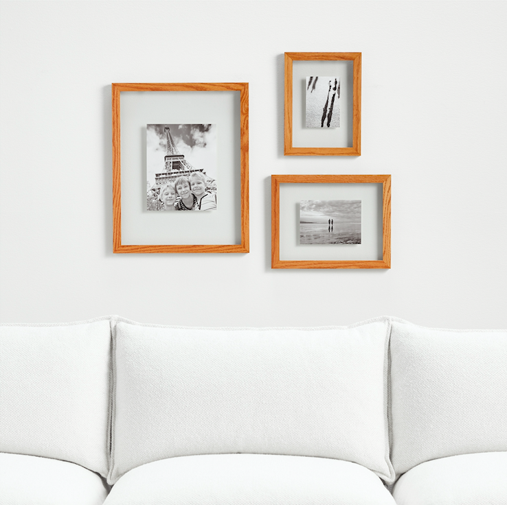 CrateBarrelMX's tweet photo. #BackInStock Los portaretratos Carlota son perfectos para colocar fotos y litografías a la medida. Los puedes encontrar en 3 tamaños y acomodarlos de forma vertical y horizontal. Con marco de madera y cuerpo de vidrio, tus fotos se verán como si estuvieran flotando. https://t.co/MWVtbsRCpH