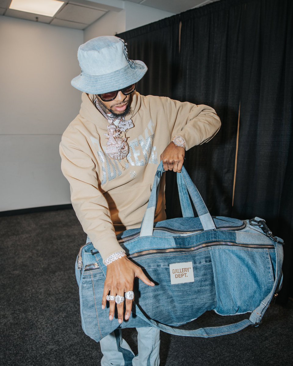 toosii2x's tweet photo. Thuggin wit the fans 💙 https://t.co/4eSBrF0Jun
