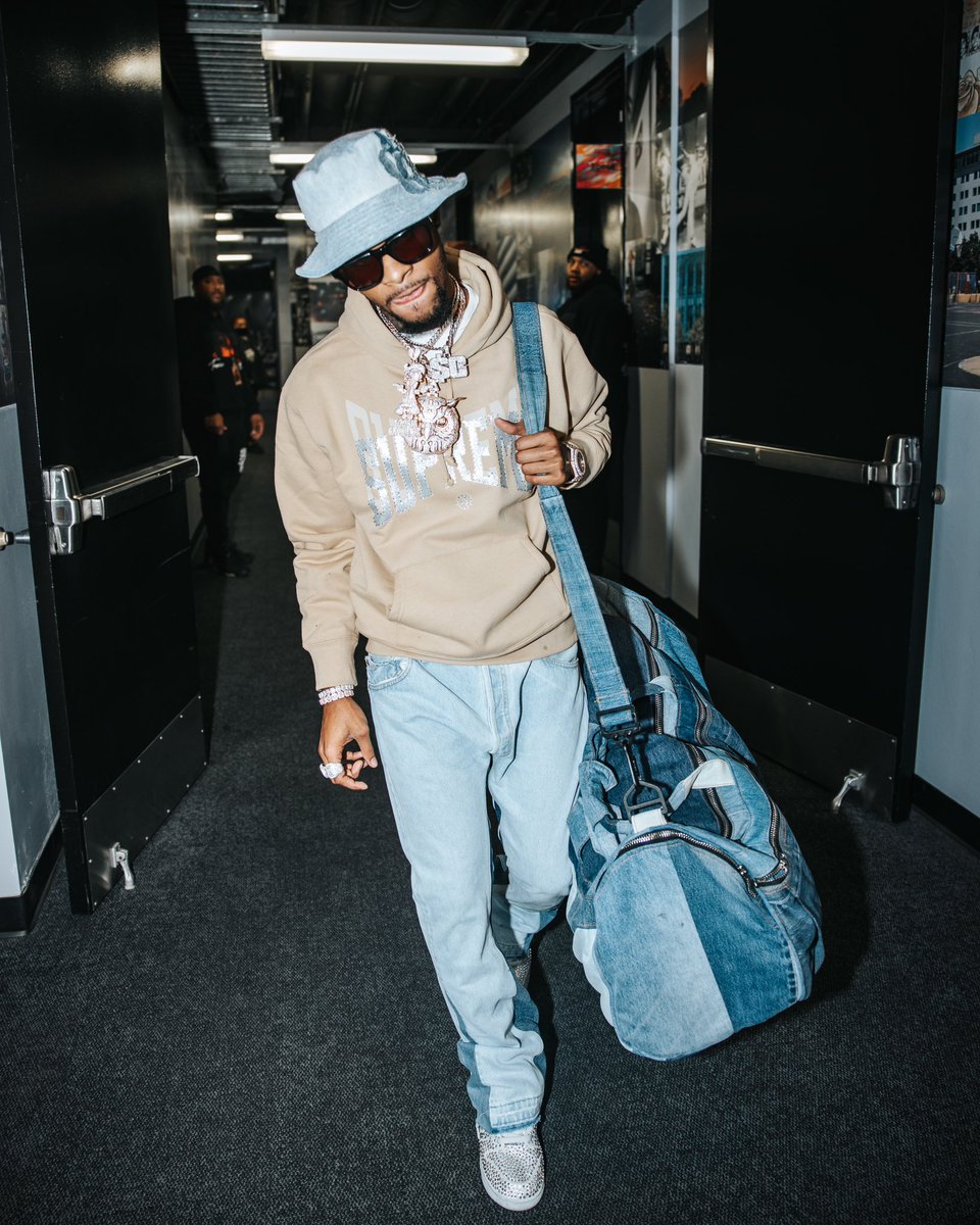 toosii2x's tweet photo. Thuggin wit the fans 💙 https://t.co/4eSBrF0Jun