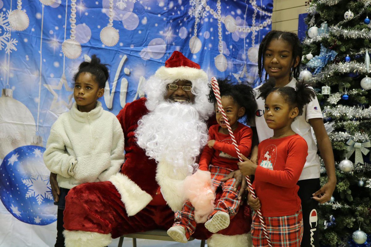 Monique49930804's tweet photo. Throggs Neck Resident Council did an amazing job bringing a Winter Wonderland to their Community. Look at the smiles on our children faces! https://t.co/Xkbky9uFYH