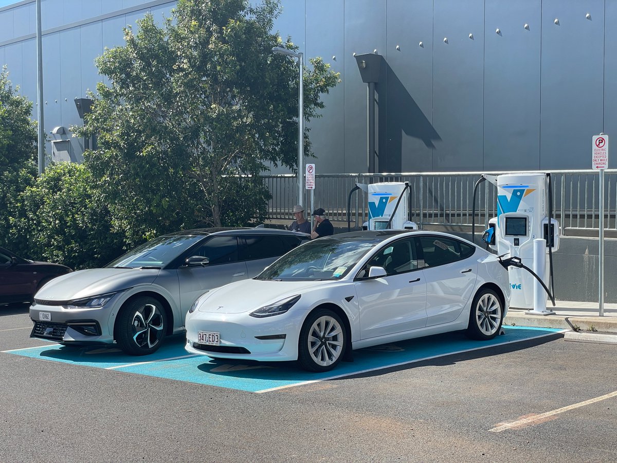 EvieNetworks's tweet photo. 100 sites to end the year! 🎉

Today we're celebrating access to more public charging with the launch of our 100th site -  Toowoomba NorthPoint Shopping Centre, in partnership with Fort Street Real Estate Capital.

Follow our journey in 2023 as we triple our network size! https://t.co/lwGSwe4kqz