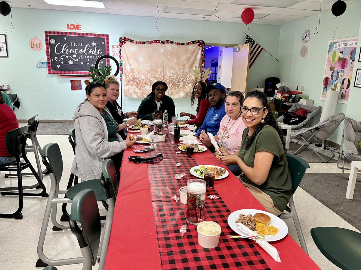 We thank our PTSA for hosting a special luncheon that brought a lot of joy to our staff today! ❤️⛄️🎁 @Glades_MS @gladesmiddlepta #PositiveVibes #CreateYourCulture