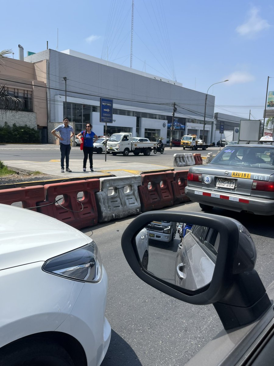 sadumva's tweet photo. @MuniLima Corrijan esta barbaridad. Las barreras del corredor no permiten el cruce peatonal y menos de alguien discapacitado. Av.JavierPradoEste con los membrillos, camacho. FATAL!!! https://t.co/pL4N69GPVy