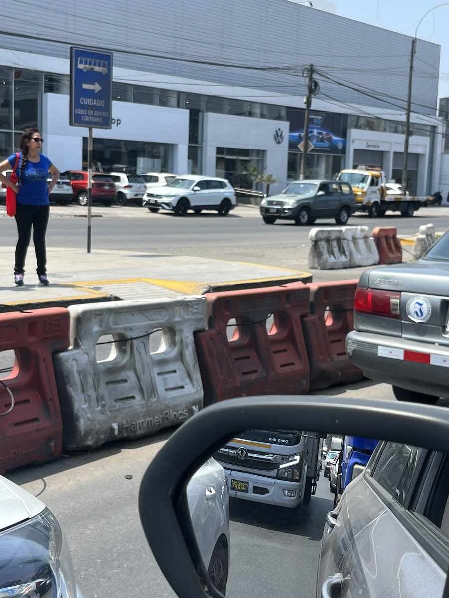 sadumva's tweet photo. @MuniLima Corrijan esta barbaridad. Las barreras del corredor no permiten el cruce peatonal y menos de alguien discapacitado. Av.JavierPradoEste con los membrillos, camacho. FATAL!!! https://t.co/pL4N69GPVy