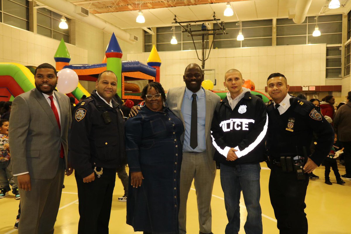 Monique49930804's tweet photo. Throggs Neck Winter Wonderland gave away hundreds of gifts 🎁 to the children of the Throggs Neck Community https://t.co/RFCyLsaaLJ