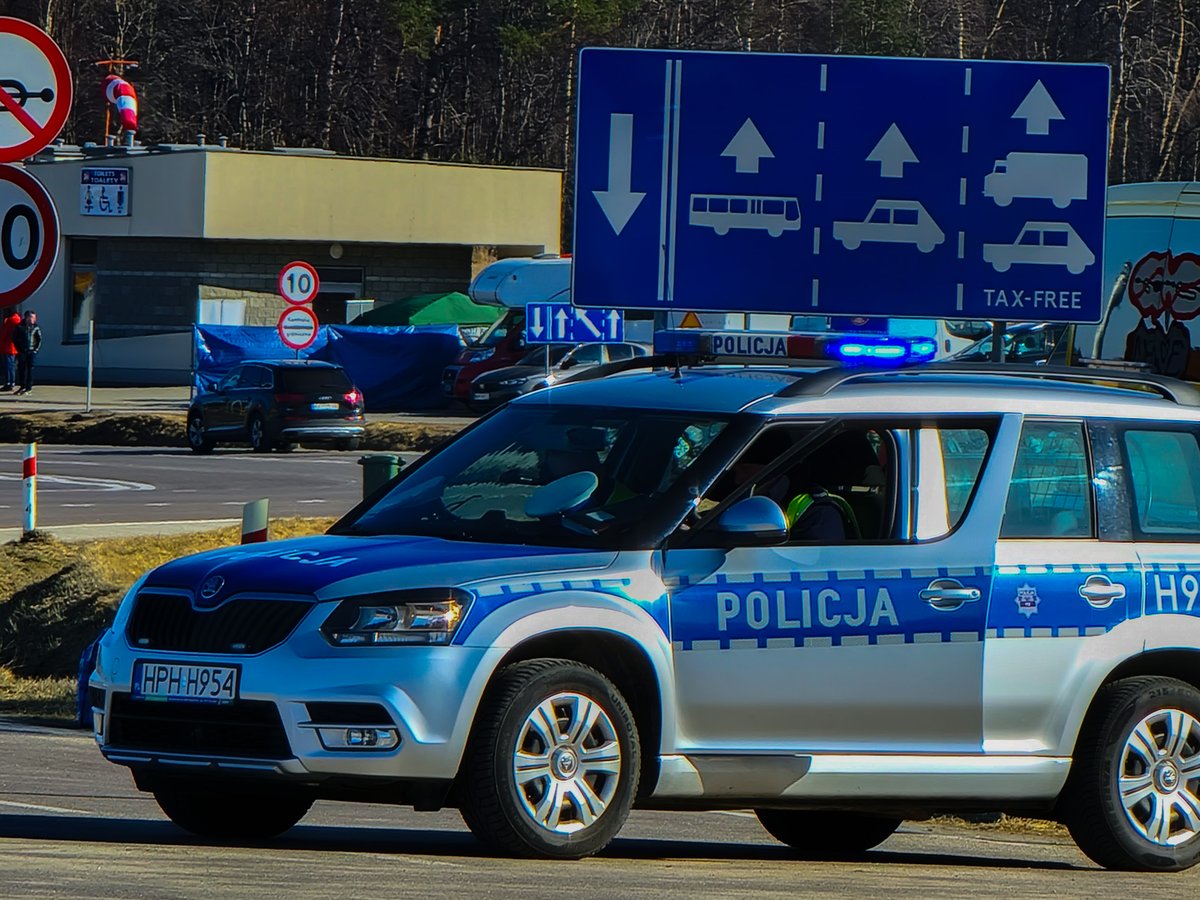 PropicsMediaLtd's tweet photo. Poland Police Assist Ukraine Refugees Entering the Country at Krowica Lasowa
#polska #poland #polandborder #ukraine #UkrianeRefugees #ukrainiansrefugees #HumanitarianAid #krowica #krowicalasowa @poland @policja_kgp @Policja @ukraine @ukraine #policja https://t.co/RNvkOtX1W0