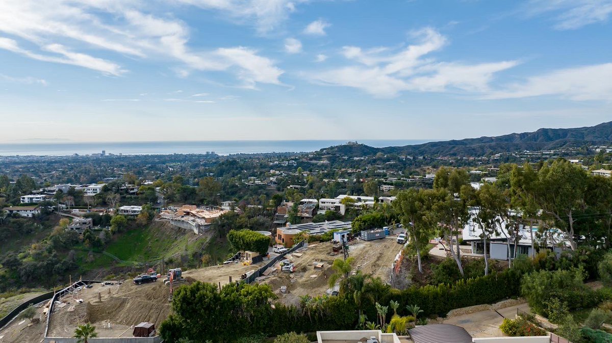 Colossal Properties (@colossalclub) on Twitter photo 