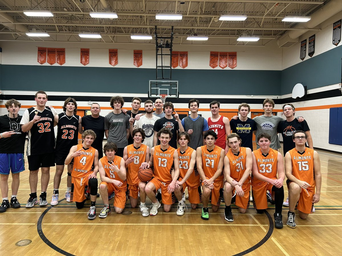 missbarr8's tweet photo. Tons of fun at tonight’s alumni game and a lot of talent on display! The senior boys fell 76-23 to the alumni @AlmonteDHS https://t.co/vCFSMo9owP