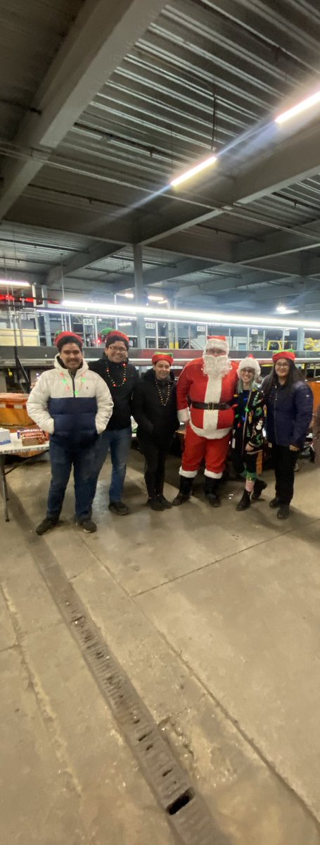 Clarissa8310's tweet photo. Addison Hub special guest Santa!! 🎅🎄🎄Passing out Candy with his helpers. Wishing everyone a safe and Happy Holidays! #Christmas @ExperienceUPS @UPSers https://t.co/LKrGg5EJKm