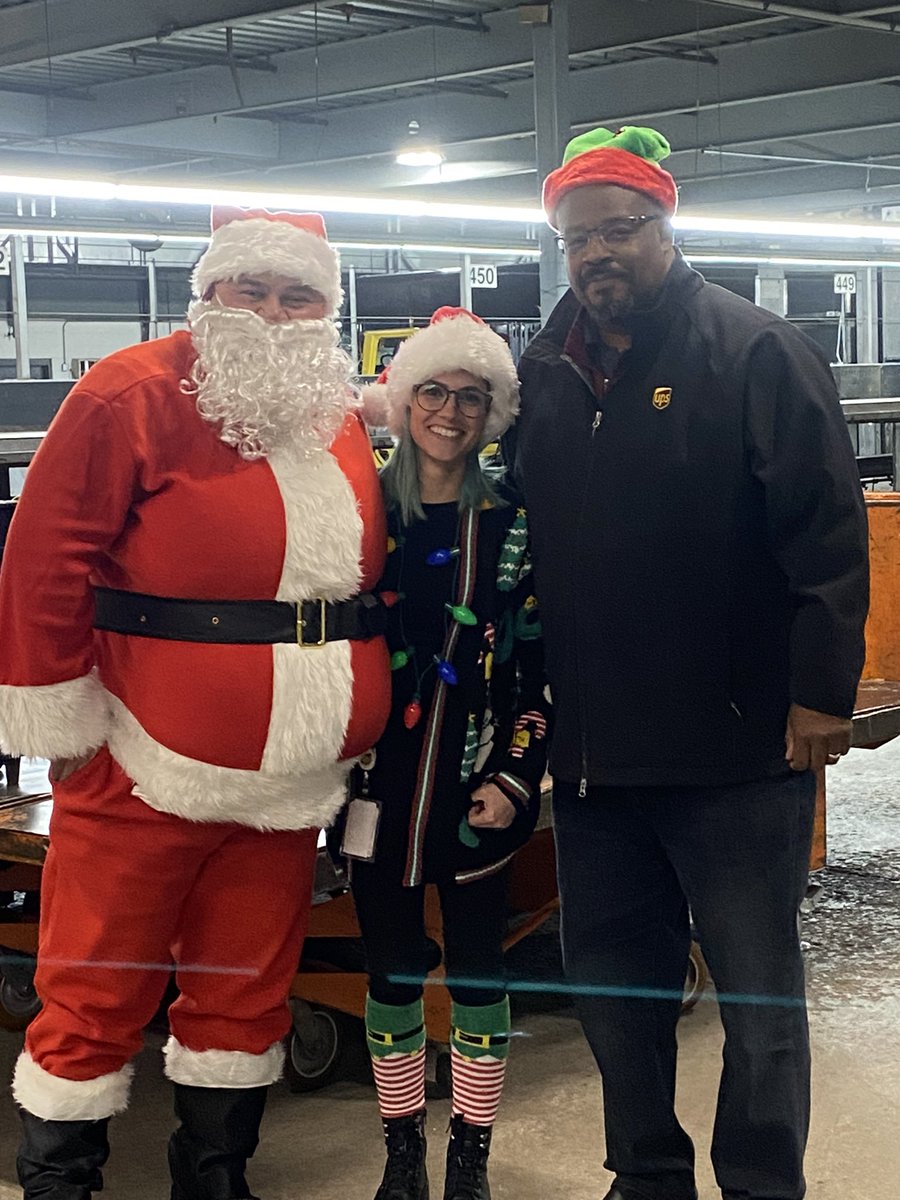 Addison Hub special guest Santa!! 🎅🎄🎄Passing out Candy with his helpers. Wishing everyone a safe and Happy Holidays! #Christmas <a href="/ExperienceUPS/">Experience UPS</a> <a href="/UPSers/">UPSers</a>