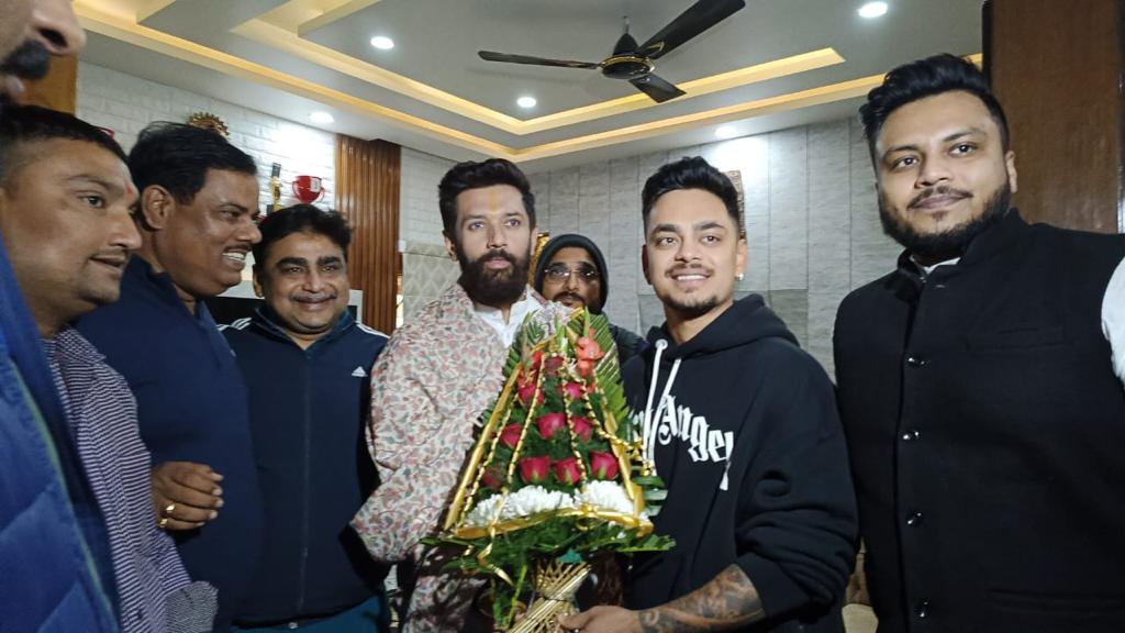 iChiragPaswan's tweet image. भारतीय क्रिकेट टीम के उभरते हुए खिलाड़ी व राष्ट्रपटल पर बिहार का नाम रौशन करने वाले ईशान किशन जी के पटना स्तिथ आवास जाकर उनसे एवं उनके परिवार के सदस्यों से मुलाकात कर उज्वल भविष्य की शुभकामनाएं दिया ।
@ishankishan51