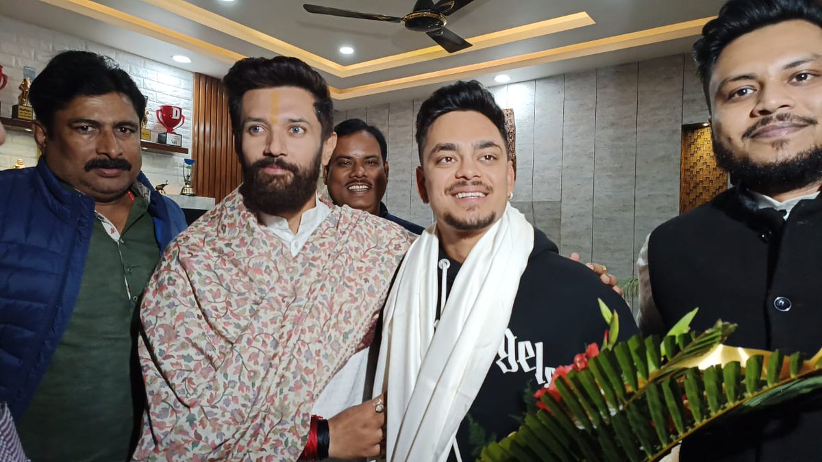iChiragPaswan's tweet image. भारतीय क्रिकेट टीम के उभरते हुए खिलाड़ी व राष्ट्रपटल पर बिहार का नाम रौशन करने वाले ईशान किशन जी के पटना स्तिथ आवास जाकर उनसे एवं उनके परिवार के सदस्यों से मुलाकात कर उज्वल भविष्य की शुभकामनाएं दिया ।
@ishankishan51