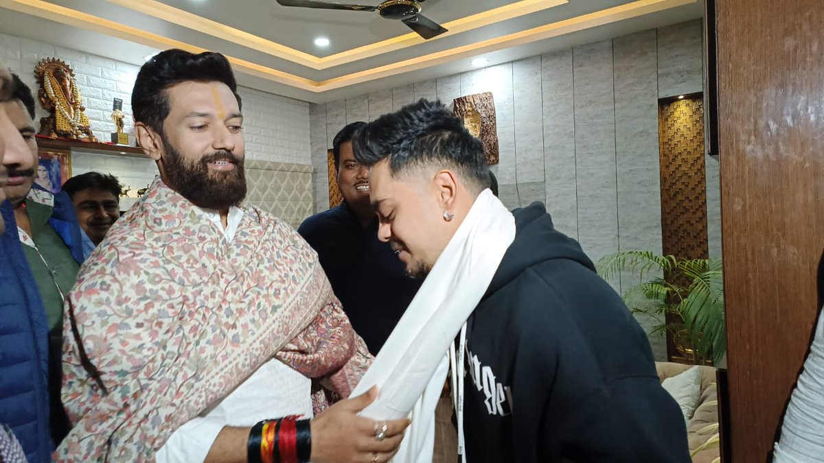 iChiragPaswan's tweet image. भारतीय क्रिकेट टीम के उभरते हुए खिलाड़ी व राष्ट्रपटल पर बिहार का नाम रौशन करने वाले ईशान किशन जी के पटना स्तिथ आवास जाकर उनसे एवं उनके परिवार के सदस्यों से मुलाकात कर उज्वल भविष्य की शुभकामनाएं दिया ।
@ishankishan51