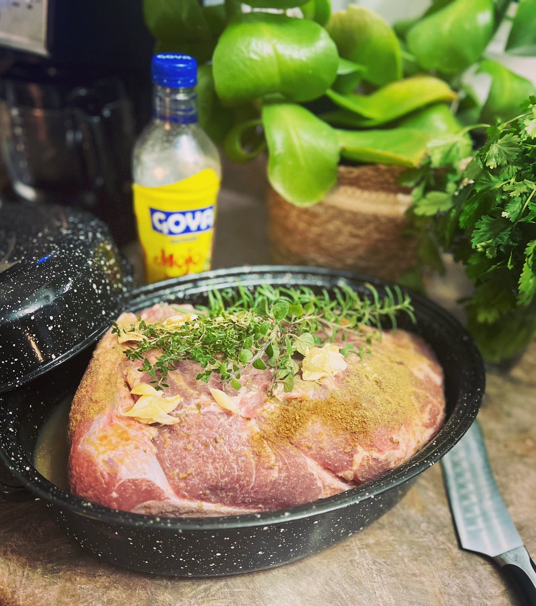 MailynSpeaks's tweet photo. Oh yeah, Santa Claus will be coming to town … trust me on that. 🐷 #Nochebuena #ItsACubanThing #MamiCooks #HappyCubanKitchen #CubanitasKitchen
🇨🇺 💃🏻🇨🇺 https://t.co/MspwQ4iGg9