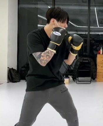 JK97_rap's tweet photo. .ㅤ  ❛ 💥 𝐟𝐢𝐱𝐞𝐝 𝐩𝐨𝐬𝐭 →  𝘦𝘢𝘦 𝘨𝘢𝘭𝘦𝘳𝘢, 𝘣𝘦𝘭𝘦𝘻𝘢? 𝘗𝘰𝘥𝘦𝘮 𝘮𝘦 𝘤𝘩𝘢𝘮𝘢𝘳 𝘥𝘦 𝘑𝘒, 𝘴𝘰𝘶 𝘯𝘰𝘷𝘰 𝘢𝘲𝘶𝘪. 𝘊𝘢𝘯𝘵𝘰 𝘳𝘢𝘱 𝘦 𝘴𝘰𝘶 𝘱𝘢𝘪 𝘥𝘦 𝘶𝘮𝘢 𝘮𝘦𝘯𝘪𝘯𝘪𝘯𝘩𝘢 𝘭𝘪𝘯𝘥𝘢! 𝘛𝘢𝘮𝘣𝘦𝘮 𝘴𝘰𝘶 𝘣𝘰𝘹𝘦𝘢𝘥𝘰𝘳 𝘯𝘢𝘴 𝘩𝘰𝘳𝘢𝘴 𝘷𝘢𝘨𝘢𝘴. https://t.co/rsdOLKGCTu