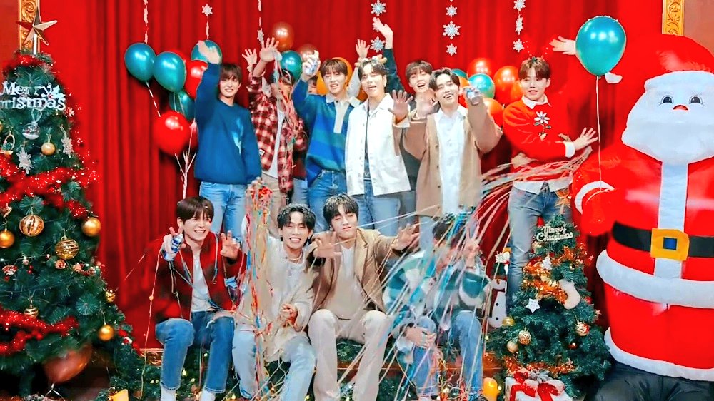 hooniestyles's tweet photo. our christmas always becomes more fun with treasure 🎄🎉

2021                                 2022 https://t.co/gaXh5Ovlds