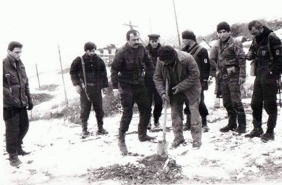 Azerbaijani 🇦🇿🇹🇷 (@beyazid89) on Twitter photo 🇦🇲Armenian mercenaries from Syria and Lebanon ("Arabo" battalion) force a civilian to dig a grave before shooting them. Manvel Yeghiazaryan, the head of that battalion, stood over the head of the🇦🇿Azerbaijani prisoner.
Karabakh, 1992 #StopArmenianaaggression #HumanRights <a href="/hrw/">Human Rights Watch</a> 🇦🇲Armenian mercenaries from Syria and Lebanon ("Arabo" battalion) force a civilian to dig a grave before shooting them. Manvel Yeghiazaryan, the head of that battalion, stood over the head of the🇦🇿Azerbaijani prisoner.
Karabakh, 1992 #StopArmenianaaggression #HumanRights <a href="/hrw/">Human Rights Watch</a>
