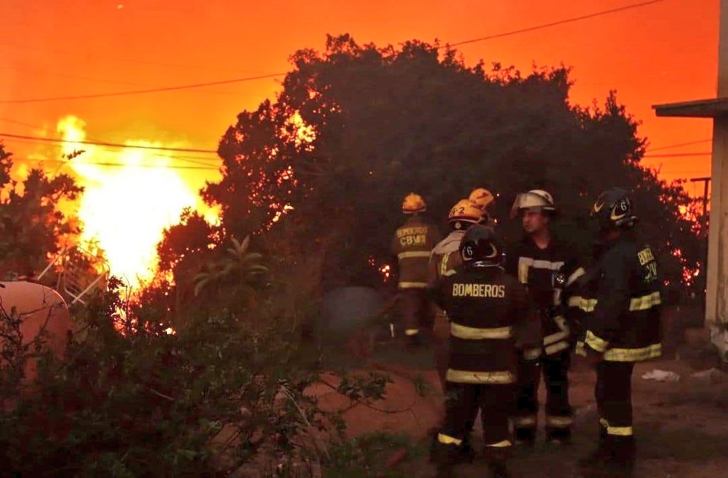 Comandante de <a href="/bomberosvina/">Bomberos ViñadelMar</a> Patricio Brito, confirma 400 casas quemadas y 110 hectáreas afectadas. #ViñaDelMar