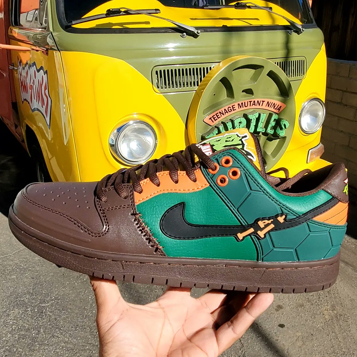 tmntvan's tweet photo. @MetaBullAirs knocked it out of the park with these customs!
#Tmnt #TeenageMutantNinjaTurtles #NinjaTurtles #TurtleVan #PartyWagon #TeamEastman #Uber #SetLife #TurtleTuesday #VanillaIce #IceIceBaby #NinjaRap #GoNinjaGoNinjaGo #Cosplay #TmntCosplay #BullAirs #CustomKicks https://t.co/VzIvjE12xF