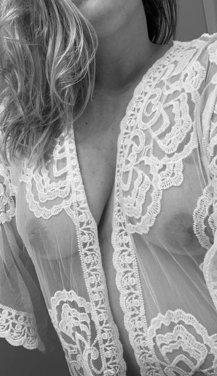 Itsmysecretxo's tweet photo. Goodnight Twitter #onlyfansgirl #onlyfansbabe #seethrough #dirtytalk #toplessmom https://t.co/MPqKq5W6O6