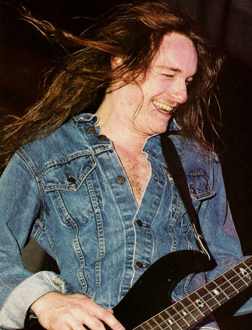 22년 전인가, 독서실에 쳐박혀 이토 준지 만화를 보며 친구한테 빌린 CD를 하루 종일 들었다. 

메탈리카 Master of puppets. 그 중 Orion에 꽂혀서는 무한 반복으로 재생해 놓고는 친구들이랑 키득 키득 거렸던 것이 문득 기억났다. 그때가 크리스마스 무렵이었다.  

RIP Cliff Burton