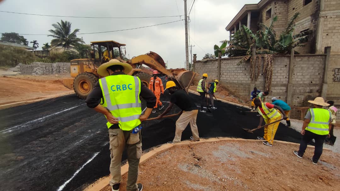 date_africa's tweet photo. 🇨🇲 Cameroun : POSE DES ENROBÉS À NKOLMESSENG
Chantier de Nkolmesseng à Yaoundé V- section entre «Carrefour Fabrique » et «Carrefour Mebe City».
L’entreprise CRBC y procède depuis ce 21 décembre 2022 à la mise en œuvre des enrobés.
#utdankolmesseng #utdacameroun #utdainfo https://t.co/YeoOlcQrzg