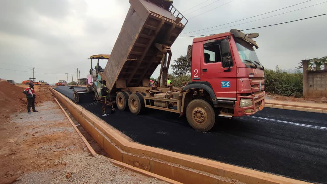date_africa's tweet photo. 🇨🇲 Cameroun : POSE DES ENROBÉS À NKOLMESSENG
Chantier de Nkolmesseng à Yaoundé V- section entre «Carrefour Fabrique » et «Carrefour Mebe City».
L’entreprise CRBC y procède depuis ce 21 décembre 2022 à la mise en œuvre des enrobés.
#utdankolmesseng #utdacameroun #utdainfo https://t.co/YeoOlcQrzg