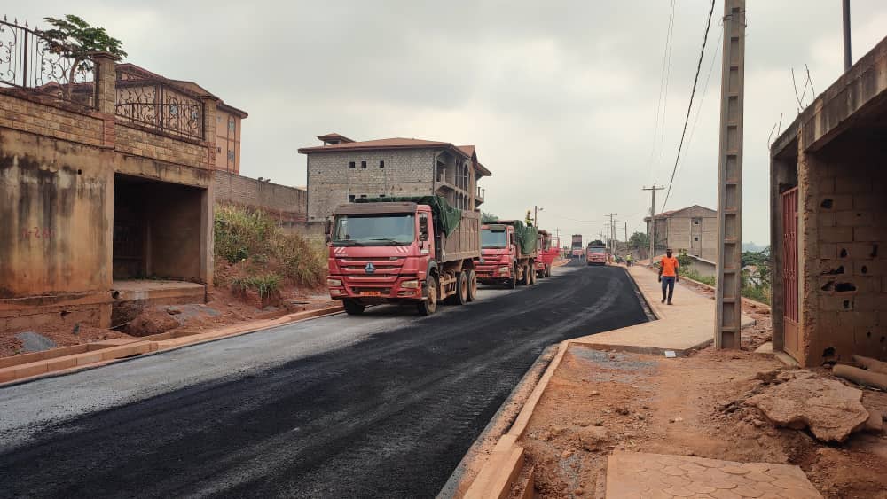 date_africa's tweet photo. 🇨🇲 Cameroun : POSE DES ENROBÉS À NKOLMESSENG
Chantier de Nkolmesseng à Yaoundé V- section entre «Carrefour Fabrique » et «Carrefour Mebe City».
L’entreprise CRBC y procède depuis ce 21 décembre 2022 à la mise en œuvre des enrobés.
#utdankolmesseng #utdacameroun #utdainfo https://t.co/YeoOlcQrzg