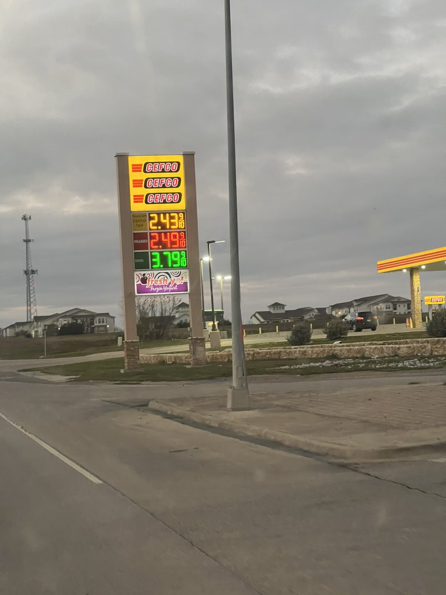 JeighPhoard's tweet photo. What would you expect to pay for regular unleaded at this station? $2.439? Wrong! Price is not available to their customers &amp; and you end up paying $2.499! Is this Fair? CEFCO has been benefiting from this scam for months! Time for companies to be accountable! #CEFCOfail https://t.co/oYuQbqOmY2