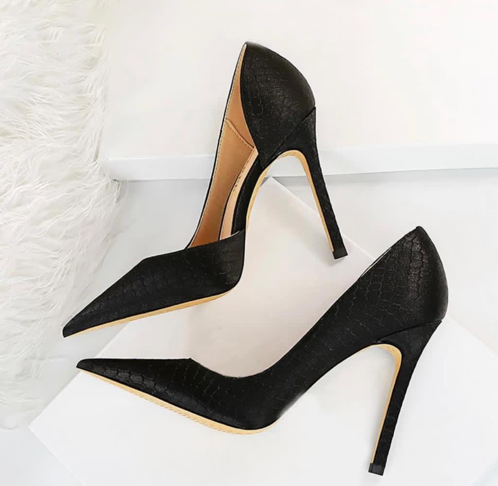 TheHeelsRack1's tweet photo. 70,000 a pair of heels
90,000 apart of boots
#TheHeelsRack1 https://t.co/FxMlO2Umsk