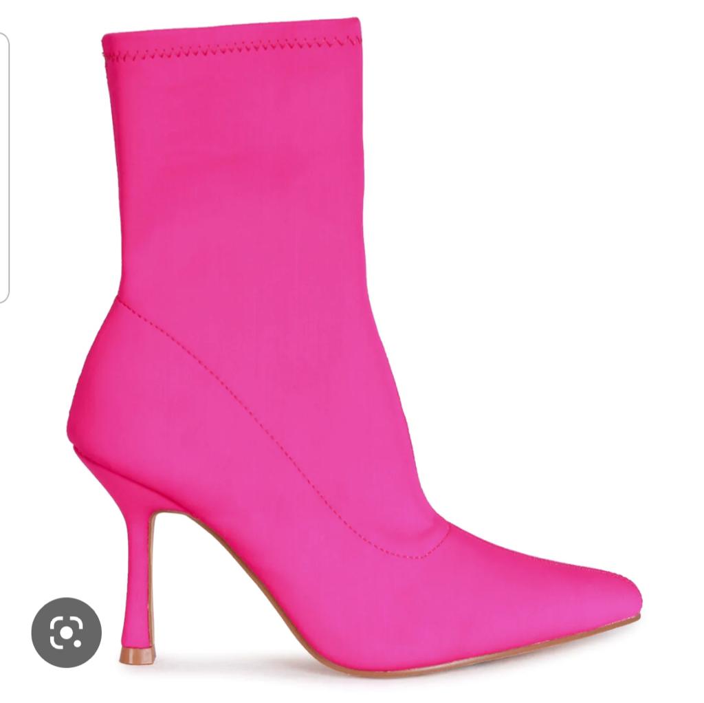 TheHeelsRack1's tweet photo. 70,000 a pair of heels
90,000 apart of boots
#TheHeelsRack1 https://t.co/FxMlO2Umsk