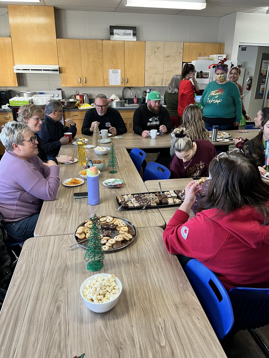 OLOPecsd's tweet photo. With the cold weather outside, we really appreciated the St. Pierre and Weis families for treating all of our students and staff to hot chocolate with marshmallows. We are so grateful! Thank you so much for shining your light @olopecsd ⛄️ ❄️ 🥶 https://t.co/bjSijtLif6