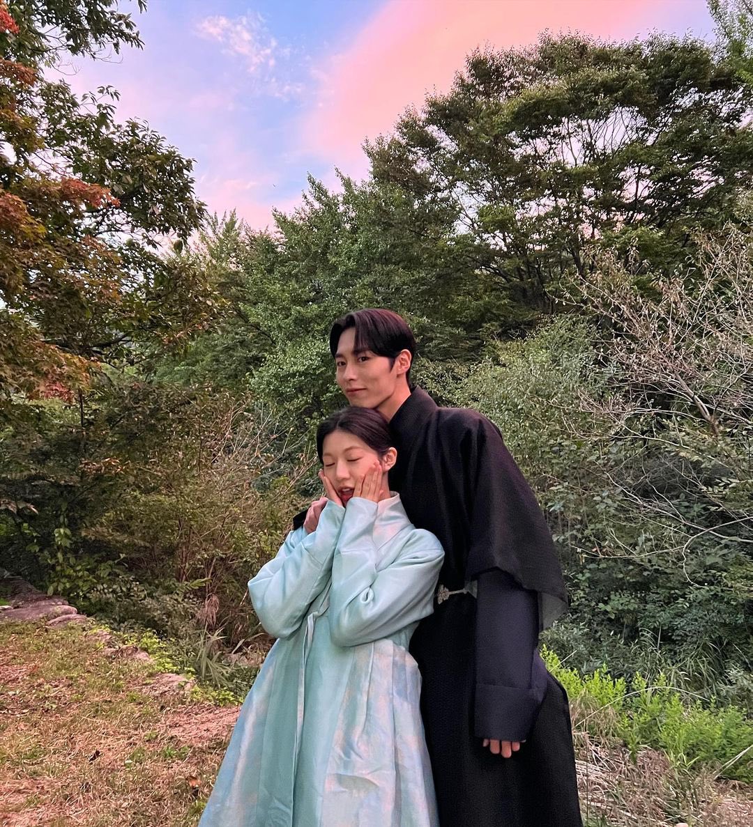 leejaewookstyle's tweet photo. lee jaewook and go younjung 🤍🖤

#이재욱 #leejaewook #고윤정 #goyounjung  #환혼 #AlchemyOfSouls https://t.co/M94m0JQRDI