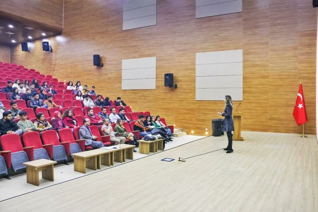 attderhatay's tweet photo. 22 Aralık 2022 tarihinde ATT DER Hatay İl Başkan Yardımcısı Prm. Ayşegül Alabaş tarafından Hatay Mustafa Kemal Üniversitesi Ziraat Fakültesi öğrencilerine Temel İlkyardım Farkındalık Eğitimi verildi. 2 oturum şeklinde gerçekleşen eğitime katılımcıların sorularıyla devam edildi. https://t.co/IQBfT0AfTc