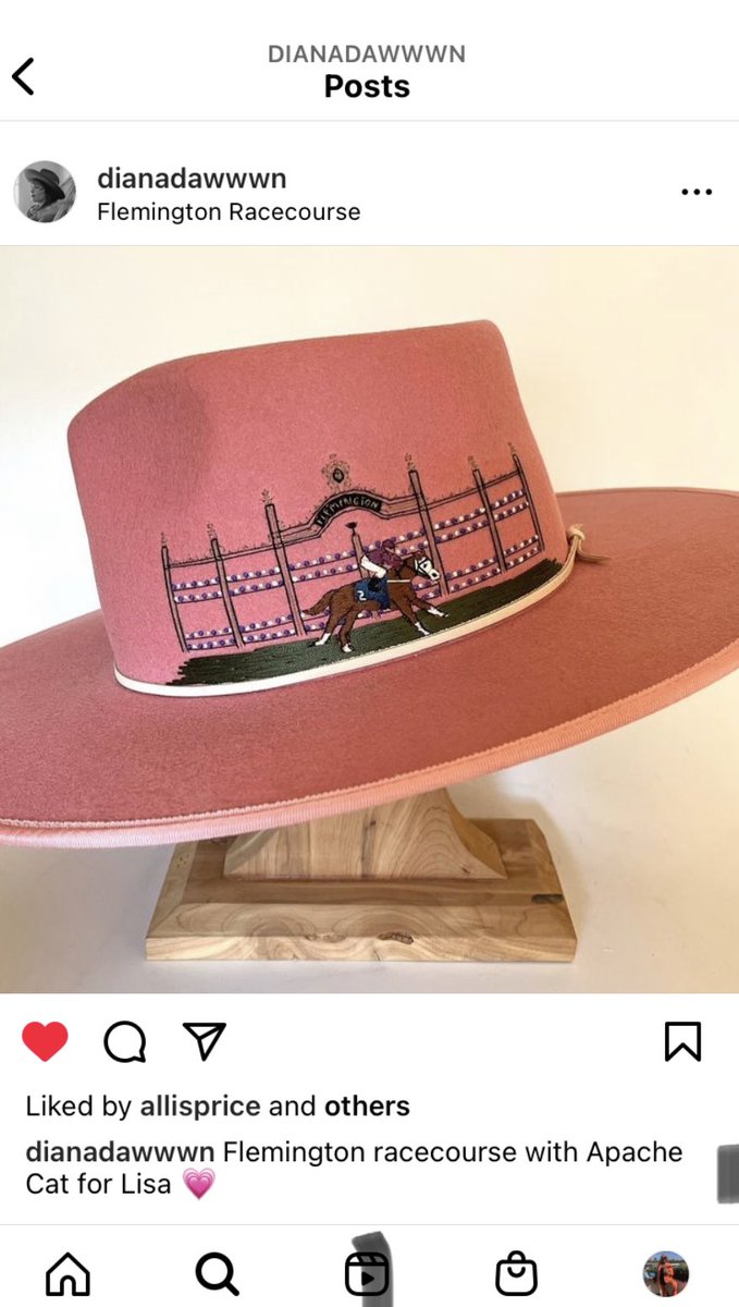 Madness1965's tweet photo. My fantastic custom made hat.  I had Diana from Arizona blend Apache Cat into a pic of Flemington winning post.  I bloody love it and can’t wait to wear it.  #remortgagedthehouse #apachecat #Flemington #vrc #horseracing #lovethehorse #livinglegends @FlemingtonVRC @LivingLegendsAU https://t.co/xje8Y0ZKqh