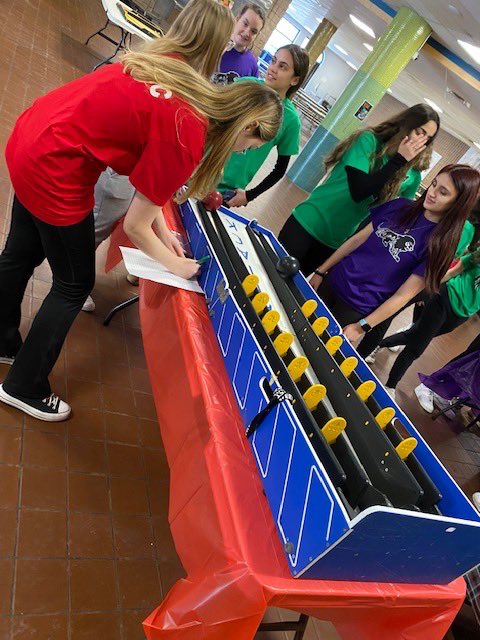 LMACemsb's tweet photo. What a way to end the calendar year. House games with house shirt day and a snow day as a gift for the last day of school.  No school Friday due to weather.  Have a great holiday break everyone. #HouseGames #houseshirtday #snowday #funday #LMAC #brandonsantilliphotos https://t.co/tkIMWdYleV