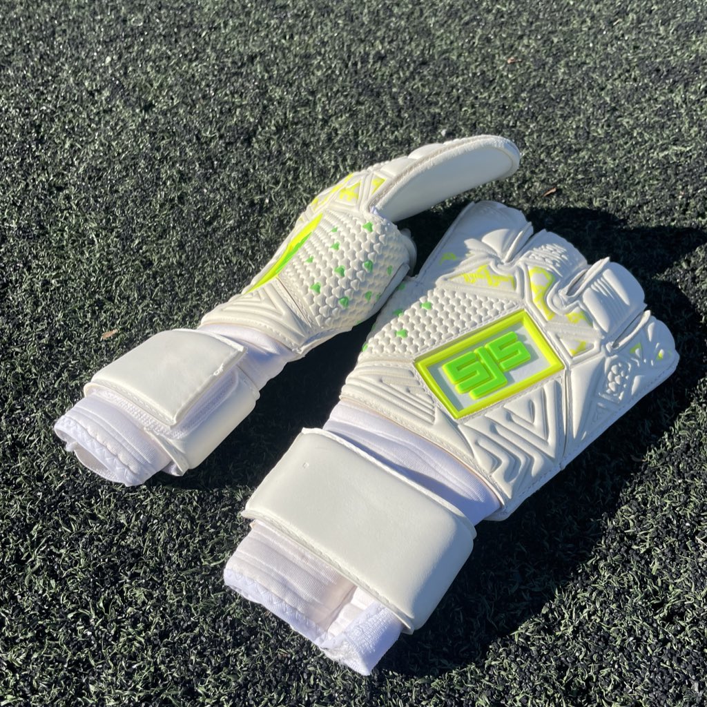 tomi_football_7's tweet photo. クリスマス🎅プレゼント企画🎁
未発売カラーを1名様にプレゼント！

Prime White and Neon Yellow 9号
応募は12/24 23:59まで🙏
SHORTERSで自分のクリスマスプレゼントもどうですか🎁？
https://t.co/qIGwgah6gh

↓↓申し込み方法は下記ツイート↓↓ https://t.co/y6AyGJnX2c