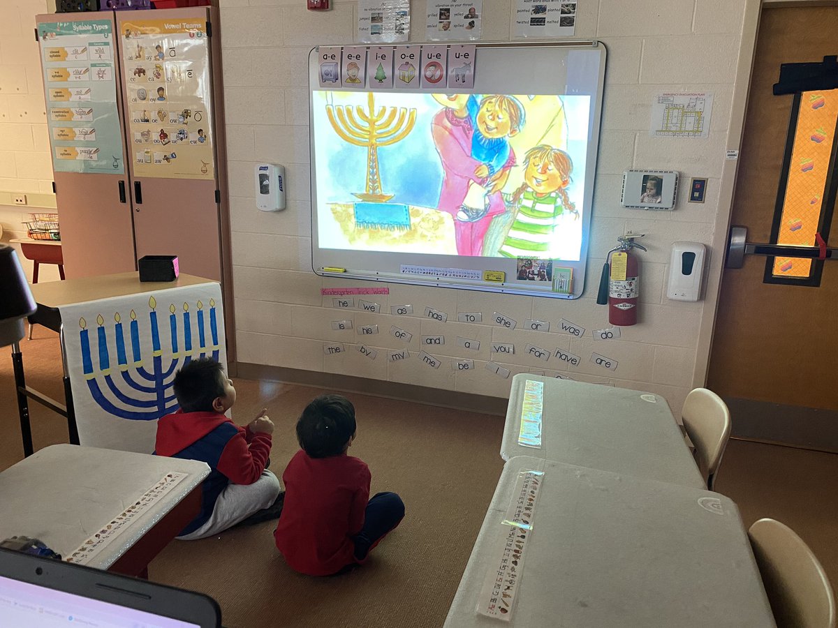 MrsMartinezESL's tweet photo. After learning about Hanukkah, we answered questions in a flip book and decorated the menorah with our new knowledge! @RobertHunterES @FlemRarSchools https://t.co/arZErQArLk