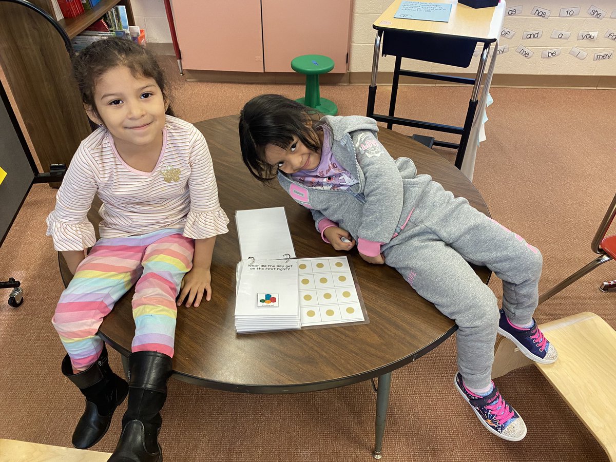 MrsMartinezESL's tweet photo. After learning about Hanukkah, we answered questions in a flip book and decorated the menorah with our new knowledge! @RobertHunterES @FlemRarSchools https://t.co/arZErQArLk