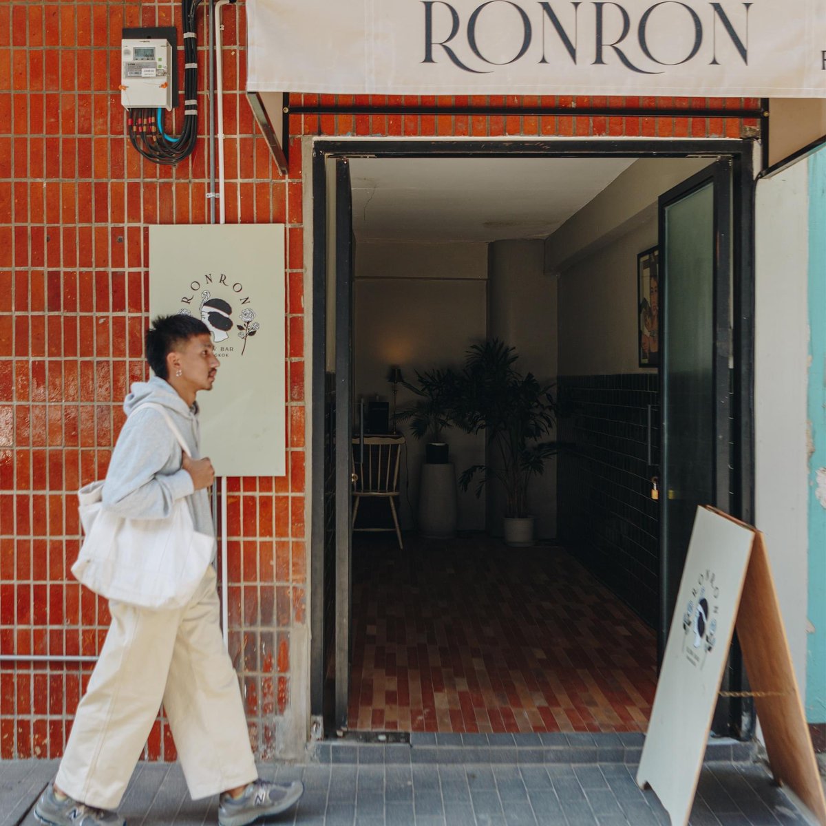 petchpechon's tweet photo. Ron Ron Slow Bar : Mystery of Classic 
คาเฟ่สไตล์วินเทจ ที่มีความคลาสสิคมากๆ ที่ซ่อนตัวอยู่ย่าน #เจริญกรุง ✨🏛
ทั้งการตกแต่งเอยบรรยากาศภายในร้านเอยอะไรเอย เหมือนหลุดไปอีกโลก

#Petchography #เพชรถ่าย
 #คาเฟ่  #cafe #cafehopping #cafethailand #cafebkk 
#ReviewThailand #reviewcafe https://t.co/JLyPEQS5OX
