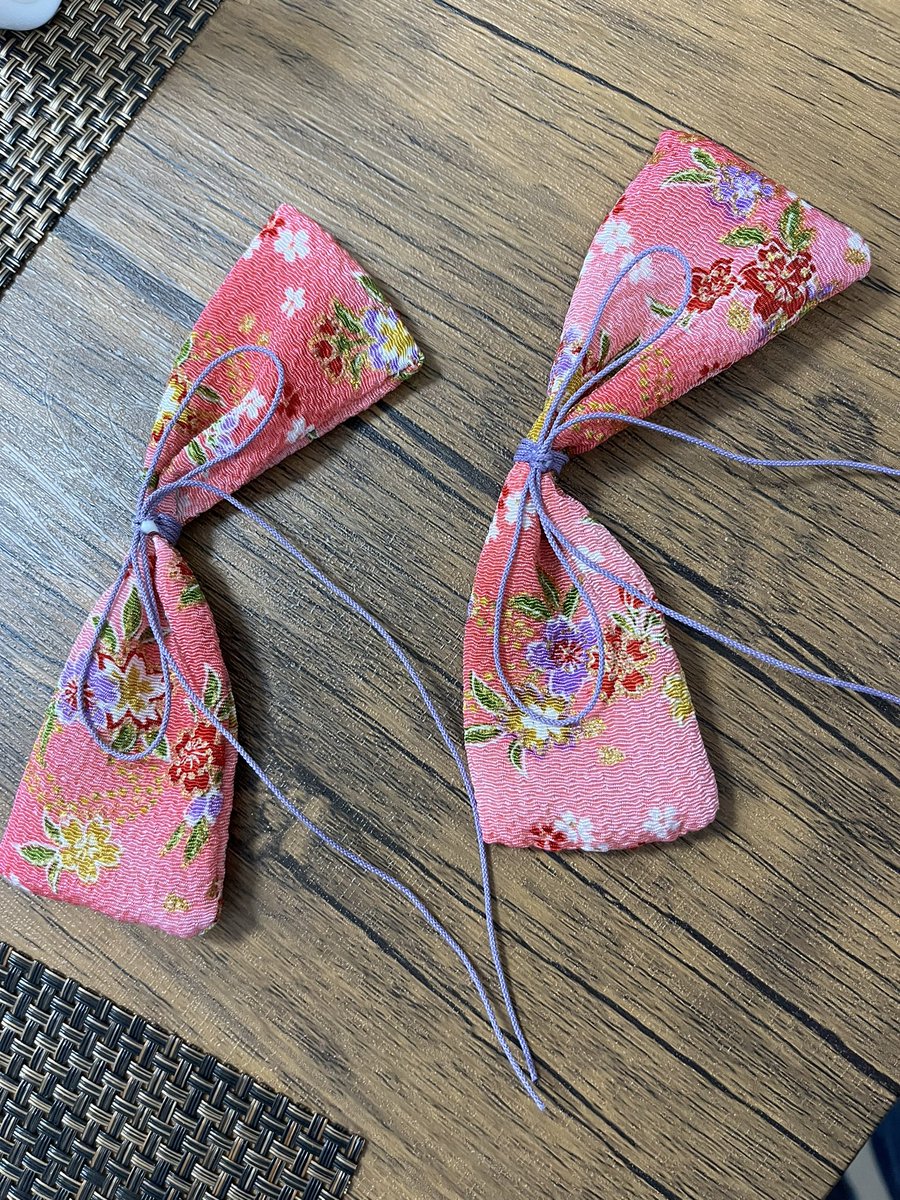 「タユタマ2泉戸こはく髪飾り桜柄のリボンをつけているためちりめんの布を選択。お花は」|ほたる🎀のイラスト