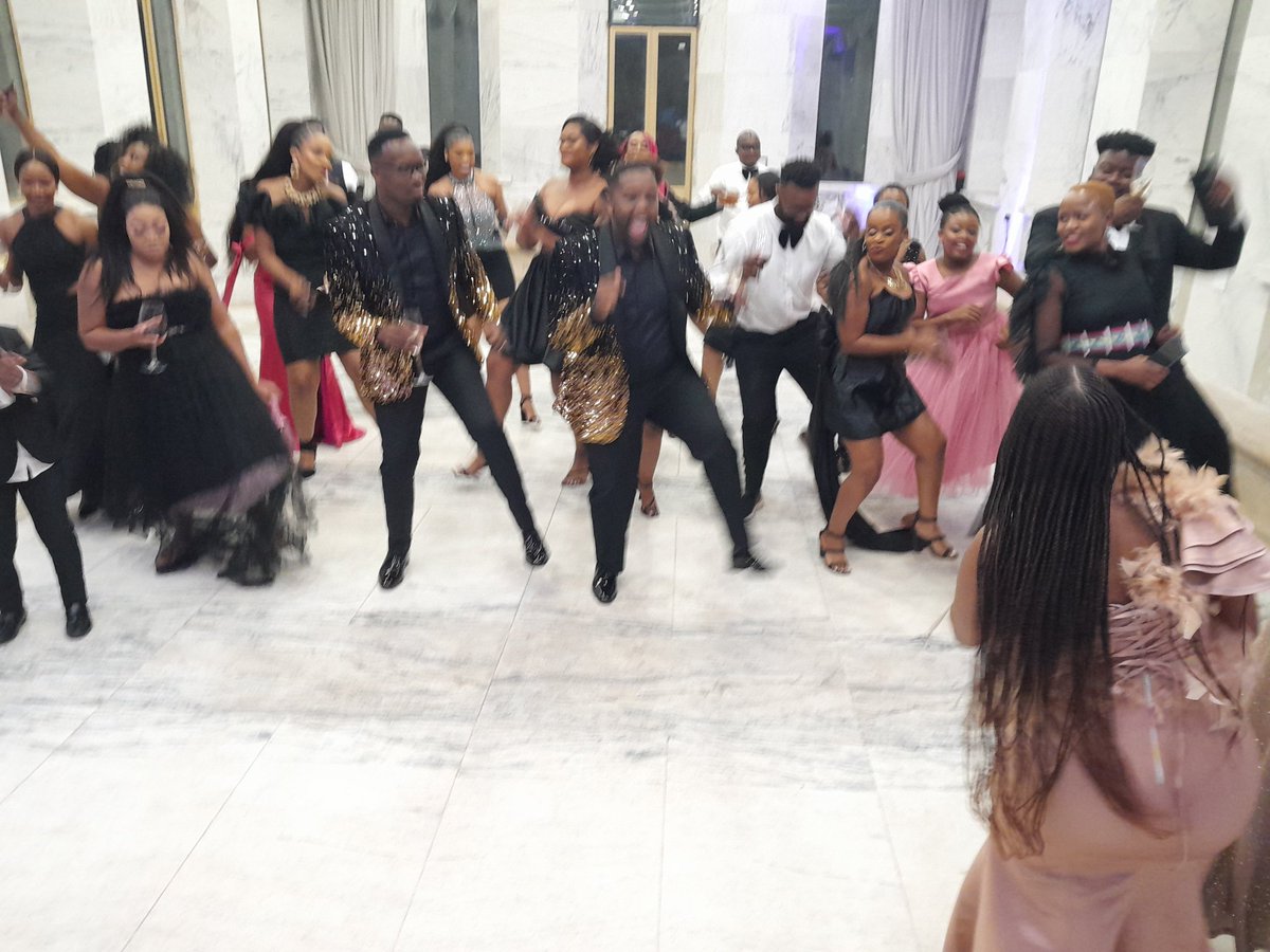 CooperationMiss's tweet photo. Family and friends... fun was had ! 💃💃💃🍾🥂 https://t.co/w0LxKuU9qi