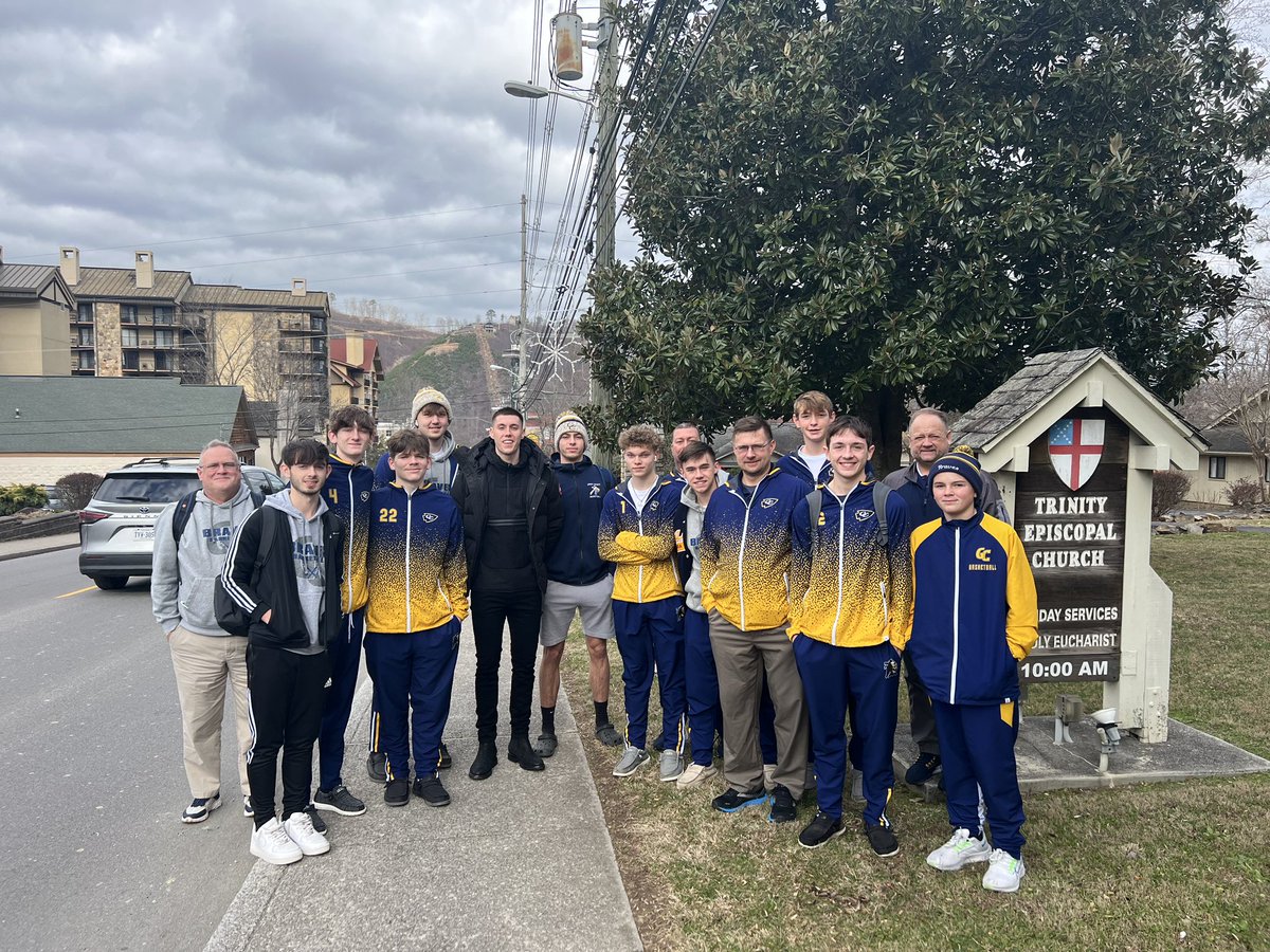 mullinst23's tweet photo. @KentuckyMBB @cj_fredrick @greenblair32 Took time out his important day to snap a pic with our team beforehand. Our players loved seeing him and getting a pic. Congrats. https://t.co/a38H22jDaG