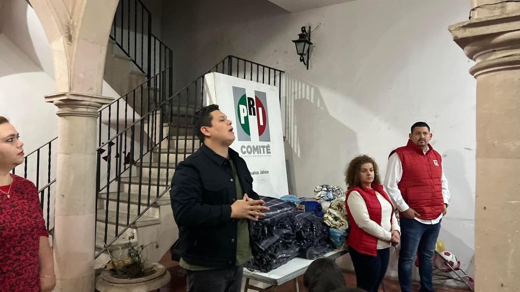 juliocovarru's tweet photo. Seguimos con el espíritu navideño 🎄 ahora nos lanzamos a Yahualica con mi amigo Presidente del PRI @JuanManuelRaMe, a regalar cobijas para que las familias no pasen frío en esta temporada. https://t.co/j3q6nL6UZE