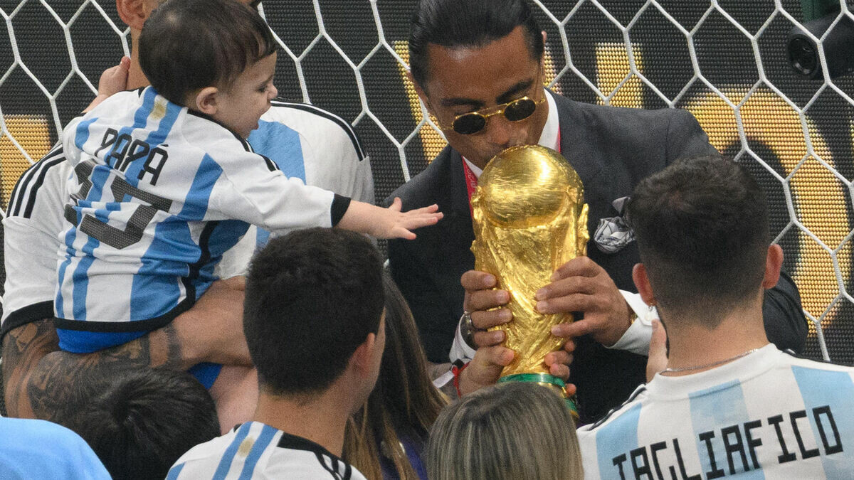 le_Parisien's tweet photo. La Fifa ouvre une enquête pour savoir comment Salt Bae s’est retrouvé sur la pelouse et s'est mêlé aux festivités du sacre des Argentins dimanche au Qatar

➡️ https://t.co/9cXsSapvlf https://t.co/Tdtfvz0JdA