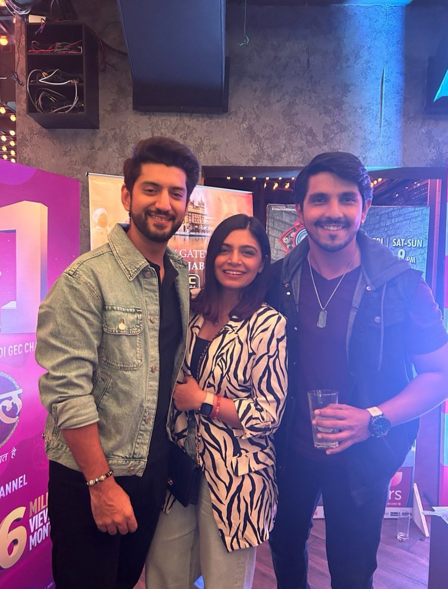 PehleeDafaa's tweet photo. #KanwarDhillon meeting his co-stars from #TheBuddyProject after 10 years๐ฅฐ
It's so lovely to meet with your co-stars from your previous shows after such a long time
They're the best buddies & that's reflecting from their smilesโค๏ธ๐งฟ
#IWMBuzzCelebBash22 @kanwardhillon_ @iwmbuzz https://t.co/gfsdvodHxt