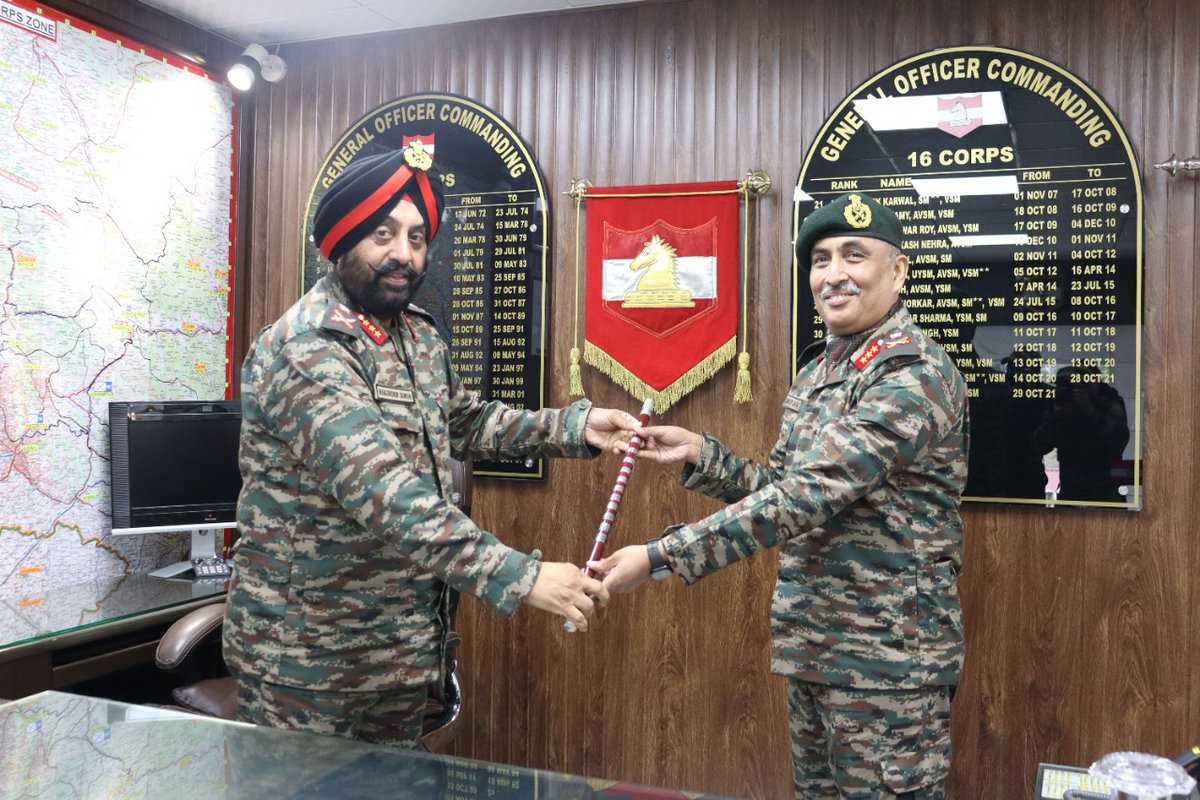 Whiteknight_IA's tweet photo. Lt Gen Sandeep Jain, SM took over as GOC @whiteknightcorps from Lt Gen Manjinder Singh, YSM, VSM
#IndianArmy 
#knowyourarmy https://t.co/rs39xgsbt3