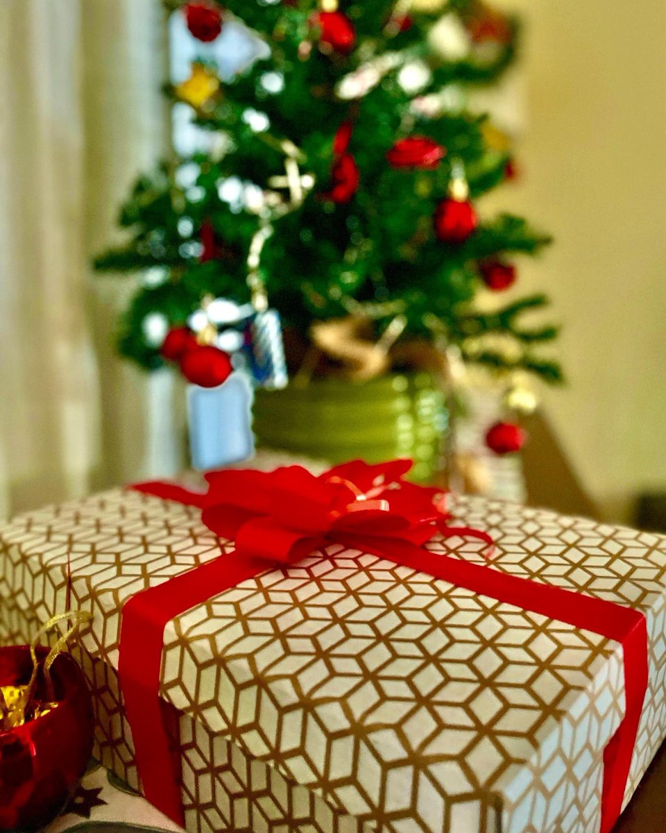 LaurasWorldza's tweet photo. The festive season is upon us, a magical time of the year filled with joy, merriment and celebrations..
..And thanks to #Vinimark, we have plenty to celebrate!
What's inside the box?
https://t.co/1Sxn3IozQM
#LaurasWorld
#Wedgewood #LaBriVineyard #Rustenberg https://t.co/YXnhZel83h